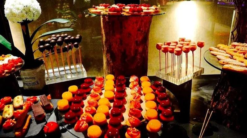 Dessert station: verrines and cake pops