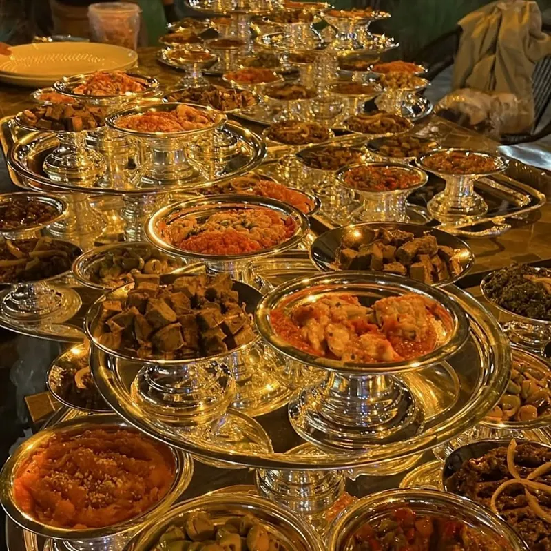 بوفيه مغربي على أطباق مذهّبة