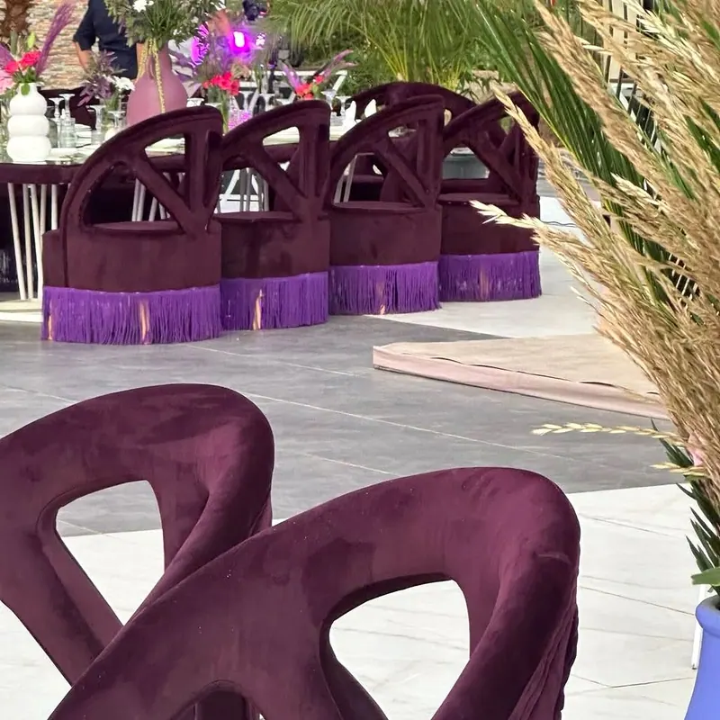 كراسٍ من المخمل البرقوقي على العشب