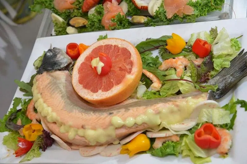 Whole salmon, grapefruit and vegetables