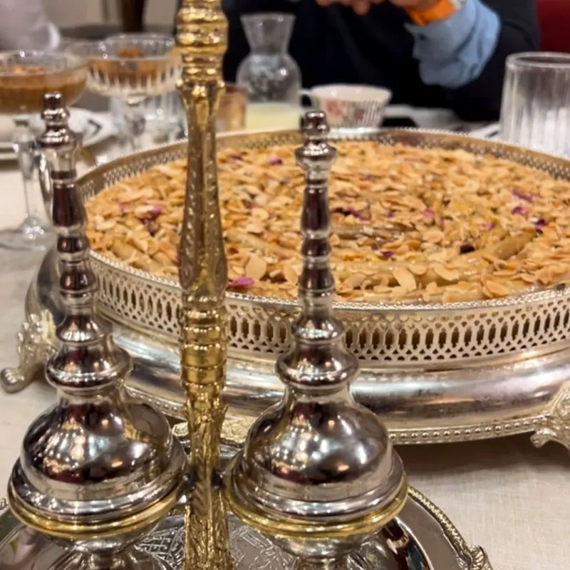 سفة باللوز في أوانٍ فضية